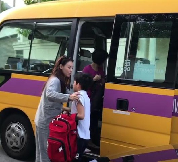 Tạ Đình Phong đón lễ tình nhân bên Vương Phi, Bá Chi bận rộn bên hai con trai - 7
Bá Chi dặn dò con trai lớn trước khi cậu bé lên xe. Trong khi Bá Chi bận rộn với các con thì Tạ Đình Phong mải mê đi du lịch và tận hưởng ngày lễ tình nhân châu Á bên Vương Phi.