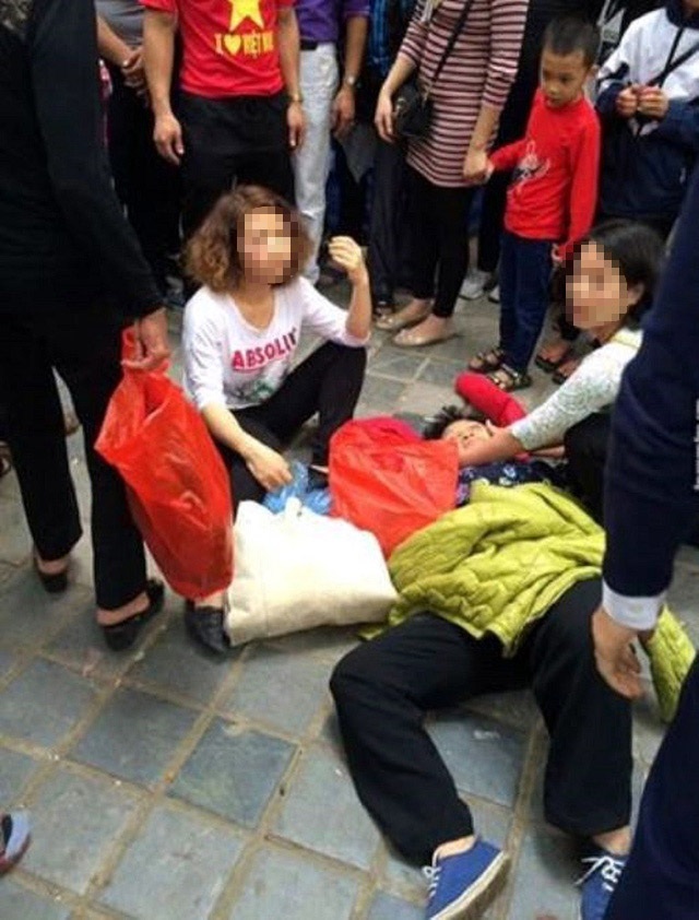 Sự thật vụ “bà cụ bị đánh ngất do dẫm chân cô gái khi đi chùa Hương” - 1
Hình ảnh bà cụ nằm dưới đất được lan truyền trên mạng xã hội facebook khiến dư luận bức xúc.