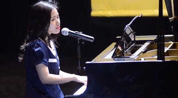 Lắng nghe những ca khúc cảm động nhân Ngày của Cha - 1 Thuỳ Chi vừa đệm đàn vừa thể hiện ca khúc. Ảnh: POP.