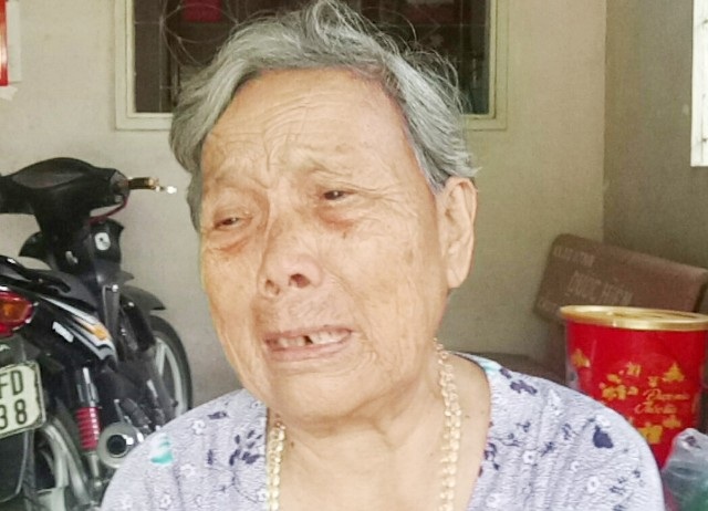 Bà Nguyễn Thị Thơi tỏ ra bức xúc trước hành vi sai trái của em trai là ông Nguyễn Phước Nhơn và cách xử của tòa án.