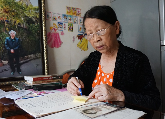 
Hàng chục năm nay, bà Đào Thị Hải Xuân cố gắng khớp nối các thông tin để tìm kiếm hài cốt liệt sỹ Lê Công Trinh (người cha của ân nhân) và liệt sỹ Trần Quốc Sự (anh chồng bà).
