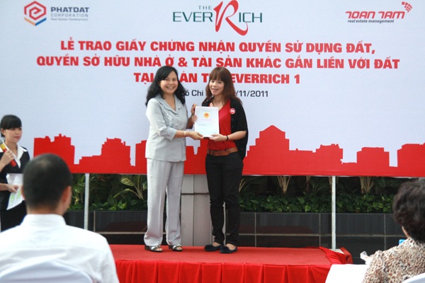 Sống theo phong cách thượng lưu Sài Thành - 3
Bà Trần Thị Hương, cố vấn Điều hành của Phát Đạt trao giấy chủ quyền cho khách hàng.