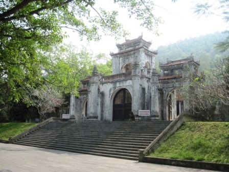 Bài 2: Nhiều di tích, danh thắng Quốc gia đang trong tình trạng lâm nguy - 4 Di tích Quốc gia đặc biệt đền Bà Triệu cũng bị các mỏ khai thác đá nham nhở vây quanh
