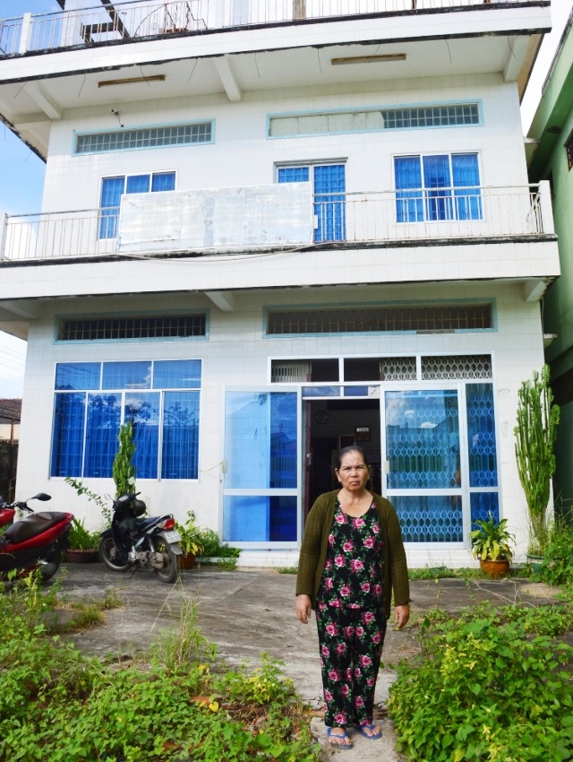 Sóc Trăng: Nộp tiền cam kết thi hành án nhưng vẫn bị mang tài sản bán đấu giá! - 1 Bà Xuân trước căn nhà đang bị rao bán đấu giá.