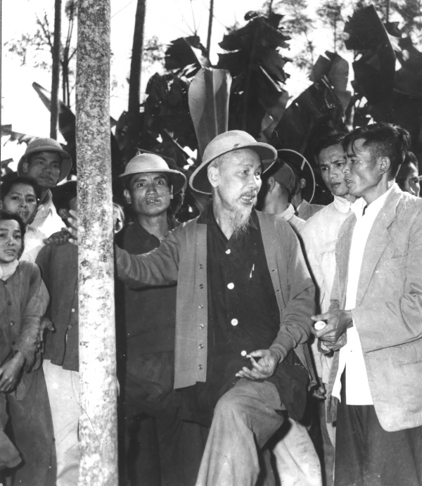 Chiếc máy cày - kỷ vật thiêng liêng Bác Hồ tặng Thanh Hóa - 18 Bác Hồ khen việc trồng cây gây rừng cũng có tiến bộ, hợp tác xã đã trồng được 1 vạn cây lấy gỗ và cây ăn quả