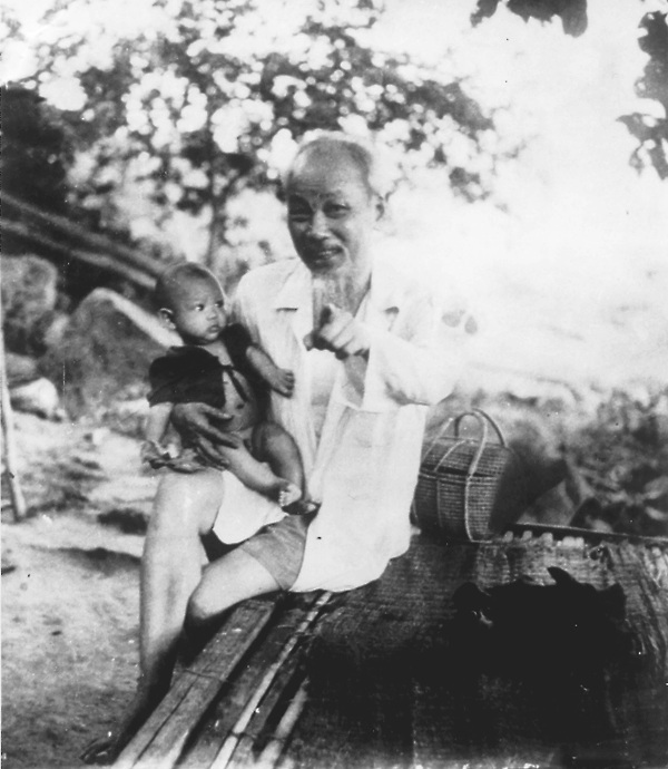 Chiếc máy cày - kỷ vật thiêng liêng Bác Hồ tặng Thanh Hóa - 13 Bác Hồ đến thăm một gia đình ngư dân, Bác bế cháu Phan Viết Qúy, xóm Sơn, xã Quảng Vinh, ngày 18/7/1960