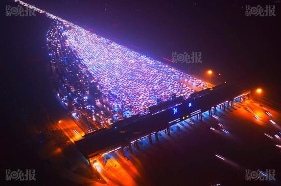 Trung Quốc: Tắc đường khủng khiếp sau kỳ nghỉ lễ năm mới - 9
Lượng xe và người di chuyển tăng vọt trong các kỳ nghỉ lễ tại Trung Quốc đã khiến giao thông quá tải, gây ùn tắc.