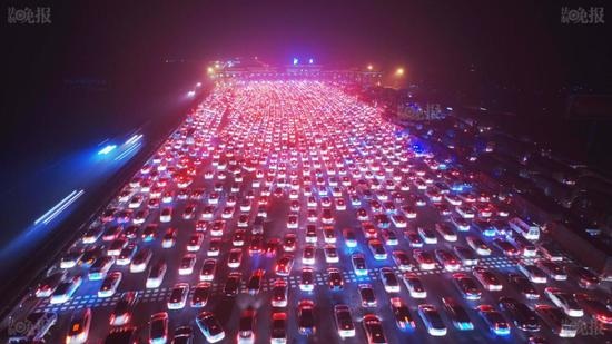 Trung Quốc: Tắc đường khủng khiếp sau kỳ nghỉ lễ năm mới - 8
Trung Quốc thường xuyên chứng kiến tình trạng kẹt xe, đặc biệt sau các kỳ nghỉ lễ kéo dài.