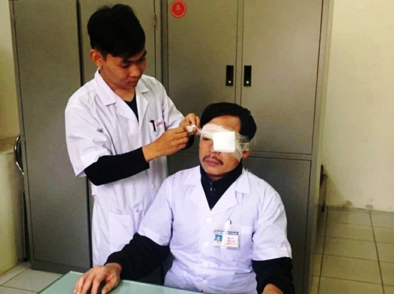Tạm giữ đối tượng đấm vào mặt bác sĩ đang cấp cứu bệnh nhân - 1 Bác sĩ Đỗ Chính Nghĩa đang được chăm sóc sau khi bị hành hung