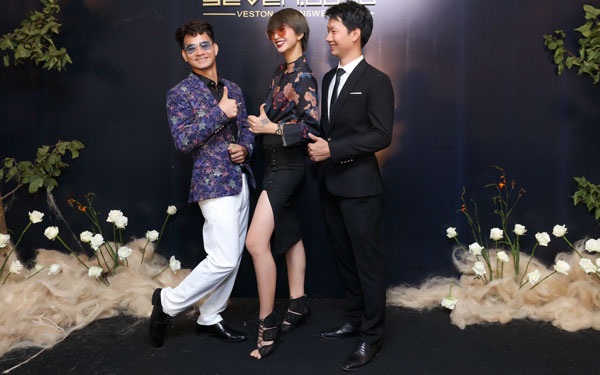 Xuân Bắc tươi rói cùng vợ đi xem thời trang sau “cơn bão thị phi” - 2 Xuân Bắc khiến mọi người bật cười khi tạo dáng nhắng nhít trước ống kính.