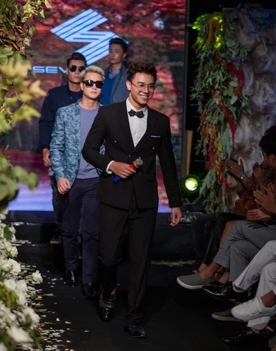 Xuân Bắc tươi rói cùng vợ đi xem thời trang sau “cơn bão thị phi” - 5 Nam ca sĩ có màn trình diễn catwalk ấn tượng...