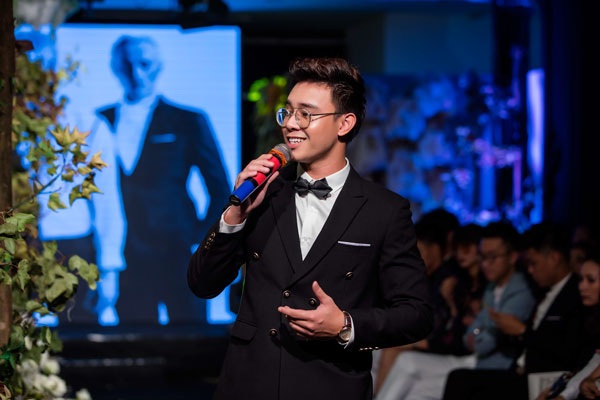Xuân Bắc tươi rói cùng vợ đi xem thời trang sau “cơn bão thị phi” - 6 ... trước khi hát trong chương trình.