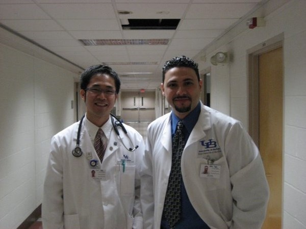 
Bác sĩ 8X Trần Huỳnh (trái) đã có 13 năm theo đuổi con đường Y học tại Hoa Kỳ.
