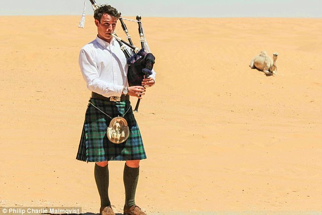 Chàng trai mặc váy du lịch khắp nơi, nổi như cồn nhờ tài lẻ thú vị - 3 Chơi nhạc giữa sa mạc Sahara với một chú lạc đà làm thính giả duy nhất