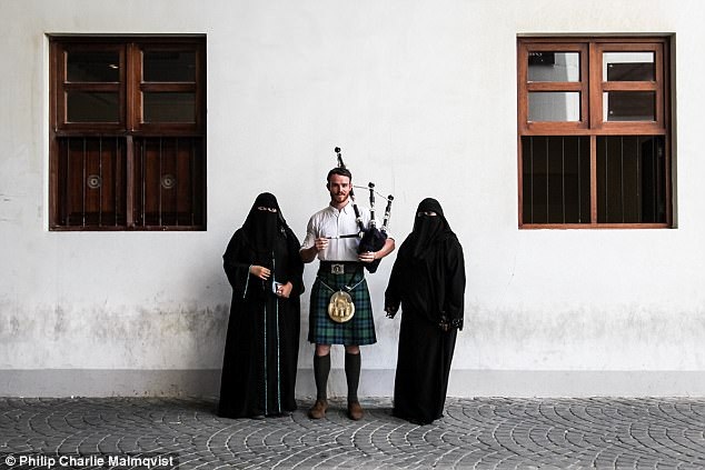 Chàng trai mặc váy du lịch khắp nơi, nổi như cồn nhờ tài lẻ thú vị - 5 Chụp hình cùng hai cô gái Hồi giáo