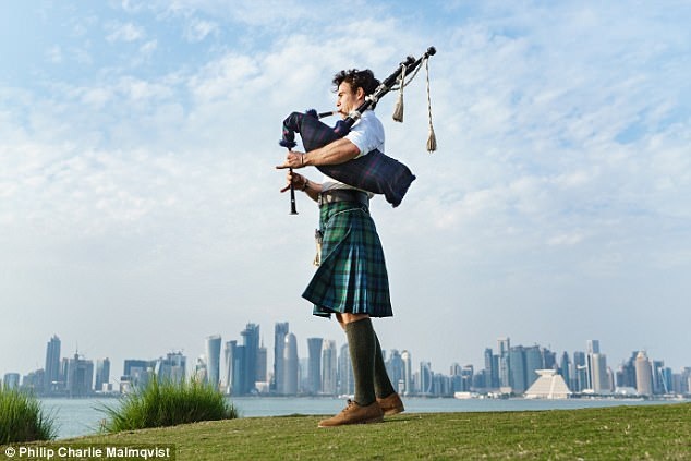 Chàng trai mặc váy du lịch khắp nơi, nổi như cồn nhờ tài lẻ thú vị - 4 Ross luôn xuất hiện với bộ trang phục truyền thống của mình