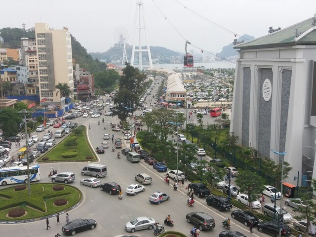 Nhìn lại những hình ảnh đông “nghẹt thở” dịp lễ 30/4 – 1/5 - 9 Tương tự, từ sáng sớm 30/4 khu du lịch Bãi Cháy, TP Hạ Long (Quảng Ninh) đã quá tải về người. Cùng với đó là lượng xe ô tô, xe máy cũng chen nhau chật cứng từ các ngả đường dẫn vào khu du lịch tới các bãi để xe... Các khách sạn từ 3 sao đổ lên đều cháy phòng.