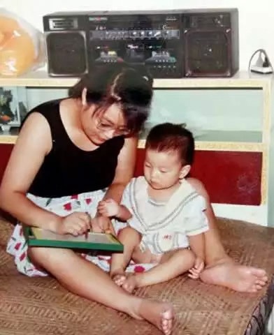 Chuyện cảm động về người mẹ nuôi con bại não hoàn thành "giấc mơ Harvard" - 4 Bà Zou hướng dẫn con tập viết