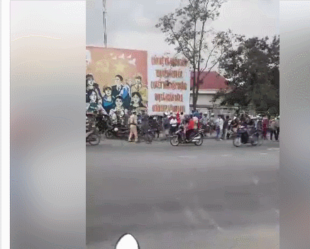 Hàng chục người tập trung phản đối bãi rác Hòn Rọ - 1 Người dân tập trung trước cổng UBND thị xã Ninh Hòa (Khánh Hòa) liên quan đến bãi rác Hòn Rọ (xã Ninh An, thị xã Ninh Hòa) (Ảnh: cắt từ Clip)
