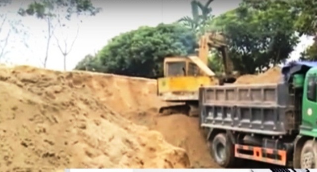 Phó Chủ tịch huyện bị phê bình do sai sót trong quản lý khoáng sản - 1 Bãi tập kết cát trái phép trên địa bàn xã Xuân Bái