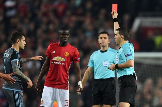 Mourinho “nổi điên” vì ngôi sao MU lĩnh án phạt trước trận Real Madrid - 1 Eric Bailly sẽ không thể tham dự trận siêu cúp châu Âu vì chiếc thẻ đỏ ở trận bán kết Europa League với Celta Vigo