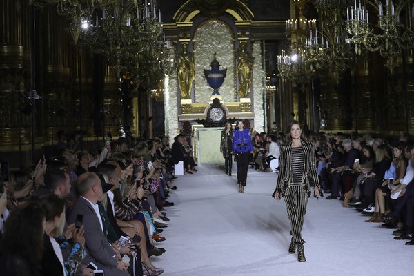 Dàn siêu mẫu tụ hội trong show của Balmain - 3
Siêu mẫu Brazil sải bước tự tin và cuốn hút