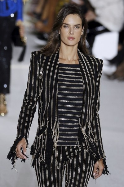 Dàn siêu mẫu tụ hội trong show của Balmain - 1
Siêu mẫu Alessandra Ambrosio trình diễn cho Balmain ngày 28/9