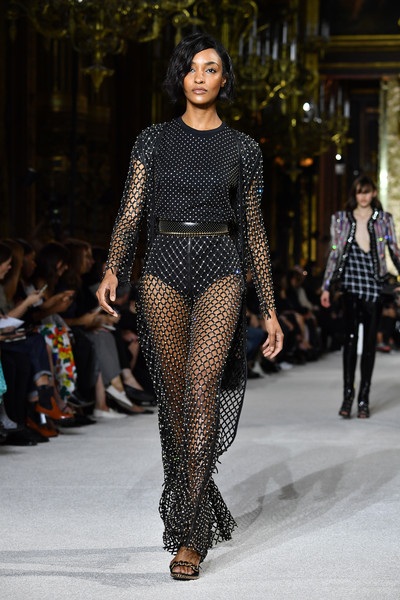 Dàn siêu mẫu tụ hội trong show của Balmain - 13
Jourdan Dunn