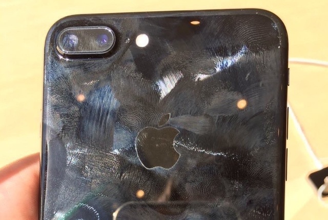 Trớ trêu cảnh iPhone 7/7 Plus Jet Black "mất giá" trên thị trường - 5 Chẳng còn ai nhận ra vẻ hào nhoáng của màu Jet Black sau một thời gian ngắn sử dụng.