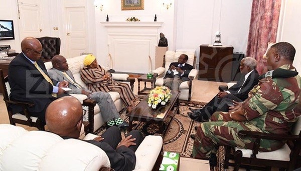 Lộ diện người thuyết phục Tổng thống Zimbabwe từ chức sau 37 năm cầm quyền - 1
Ông Mugabe trong cuộc đàm phán với quân đội trước sự chứng kiến của linh mục Mukonori và hai đặc phái viên Nam Phi. (Ảnh: Zimbabwe Today)