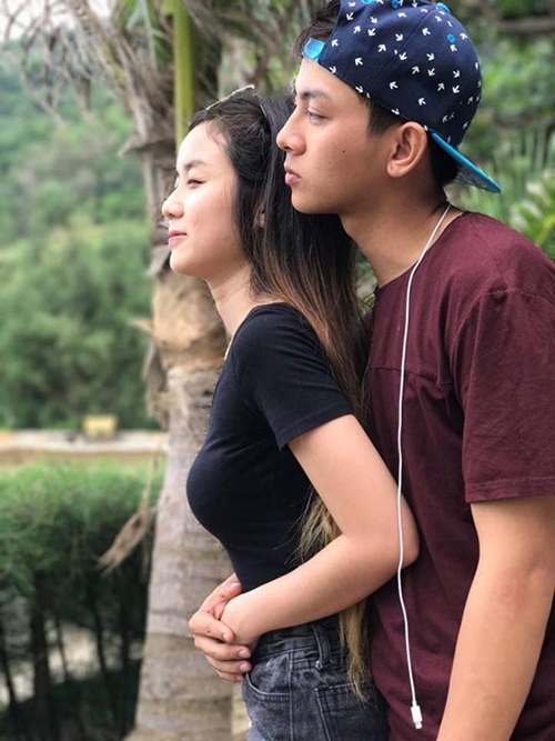 Việc Hoài Lâm công khai chuyện yêu nhận được nhiều chúc. Nhưng bên cạnh đó là ý kiến cho rằng Hoài Lâm và người yêu đều còn quá trẻ để tính đến chuyện kết hôn.