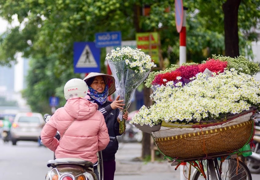 Cúc họa mi đẹp tinh khôi "gọi" đông về trên phố Hà Nội - 6 Cũng vì mua hoa ngắn nên người bán tranh thủ, người mua cũng gấp gáp để được thưởng thức trọn vẹn vẻ đẹp bình dị của loài hoa này.