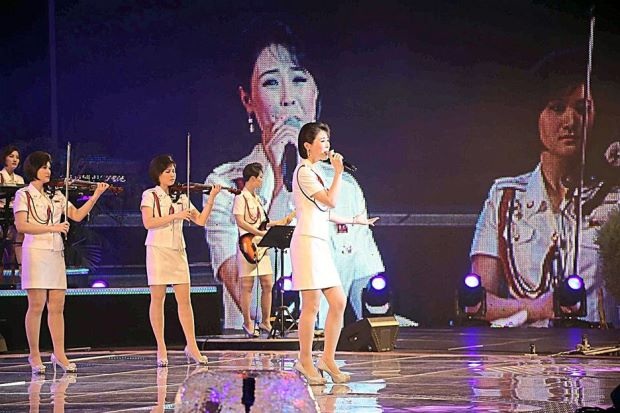 5 mặt hàng Trung Quốc được ưa chuộng tại Triều Tiên - 6 Ban nhạc Moranbong gồm toàn bộ thành viên là nữ biểu diễn trong sự kiện có sự tham gia của nhà lãnh đạo Kim Jong-un (Ảnh: AFP)