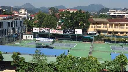 Khu chơi tenis ở sân Phai Vệ, trung tâm TP Lạng Sơn