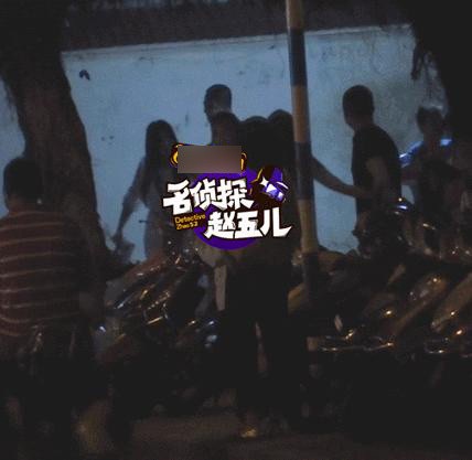 Lý Á Bằng hò hẹn với gái lạ tại Tam Á - 4
Cô gái này khoảng ngoài 20 tuổi, tóc dài, dáng người thanh mảnh và khá xinh xắn.