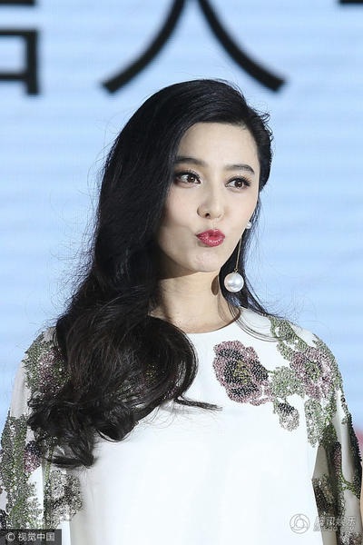 
Fan đang nóng lòng chờ đợi đám cưới của Phạm Băng Băng và Lý Thần. Cặp tình nhân hot của làng giải trí Hoa ngữ luôn dính lấy nhau như hình với bóng. Cánh phóng viên nhiều lần bắt gặp hình ảnh Lý Thần đến đón bạn gái khi cô vừa xong việc. Cũng có khi gặp đôi nắm tay nhau đi du lịch. Lý Thần cũng tâm sự, cả anh và bạn gái đều thích nấu ăn tại nhà và thường xuyên xuống bếp cùng nhau.
