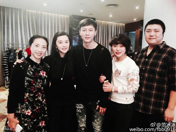 
Về phần Phạm Băng Băng, cô cũng ghi điểm tuyệt đối trong mắt bố mẹ và em gái của Lý Thần. Chia sẻ trong một chương trình gần đầy, Lý Thần cho biết anh có một cô em gái kém 18 tuổi, đang du học tại Úc và rất yêu mến Phạm Băng Băng. Em gái Lý Thần khen ngợi Phạm Băng Băng vừa xinh đẹp vừa biết cách ứng xử. Mẹ ruột của Lý Thần cũng rất quý mến Phạm Băng Băng và luôn nhắc nam diễn viên họ Lý phải thương yêu và đối xử tốt với mỹ nhân họ Phạm.
