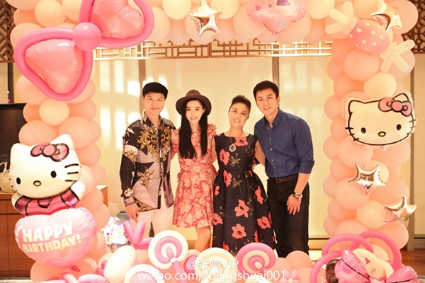 
Lý Thần thân thiết với cha mẹ ruột của Phạm Băng Băng. Anh thường xuyên tới nhà bạn gái để ăn tối và trò chuyện cùng cụ thân sinh của bạn gái.
