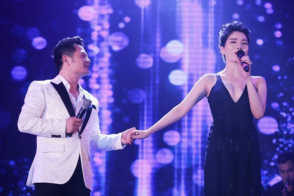 Bằng Kiều: “Càng thất tình hát càng hay” - 8 Trước đó, chia sẻ về việc song ca với Lệ Quyên, Bằng Kiều cho biết: “Với tôi, Lệ Quyên là một trong những nữ ca sĩ hát tình ca ngọt ngào và hấp dẫn hiện nay. Cô ấy có cá tính và màu sắc riêng trong âm nhạc nên tôi thấy khá hồi hộp khi biểu diễn chung”.