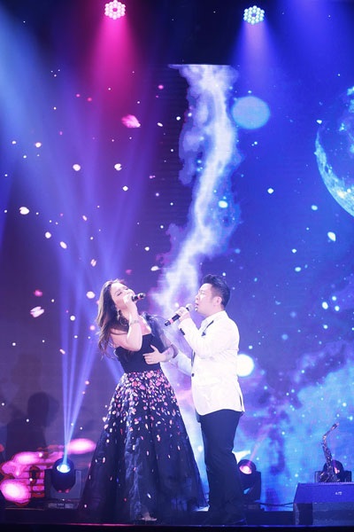 Bằng Kiều: “Càng thất tình hát càng hay” - 3 Trong chương trình, Bằng Kiều có phần kết hợp rất tình tứ, lãng mạn với Minh Tuyết với Yêu thương mong manh, Xin lỗi anh... Cả hai không chỉ là những người bạn thân ngoài đời mà còn là người tình trên sân khấu. Bằng Kiều từng chia sẻ, anh và Minh Tuyết hợp nhau bởi tính hài hước. Còn Minh Tuyết cho rằng, chị thích Bằng Kiều bởi sự thân thiện và dễ gần.