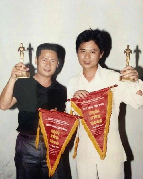 Hồ Ngọc Hà ăn tối cùng chồng cũ; Đan Trường, Lam Trường trổ tài chăm con - 6 Bằng Kiều, Tấn Minh còn khá trẻ khi nhận giải thưởng cách đây gần 20 năm. Bằng Kiều viết khá hài hước: Giải thưởng Ngôi sao của báo Văn hóa năm 2000... Hình như bây giờ mình đẹp trai hơn hay sao ý.