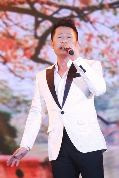 Bằng Kiều: “Càng thất tình hát càng hay” - 1 Lần đầu tiên, ca sĩ Bằng Kiều hội ngộ cả hai “người tình sân khấu” Minh Tuyết và Lệ Quyên trong đêm nhạc I’m in Love diễn ra tối ngày 7/3 tại Hà Nội. Anh hát những bản tình ca ngọt ngào, để tôn vinh một nửa thế giới như: Để nhớ một thời ta đã yêu, Cơn mơ băng giá, Chị tôi, Đêm nay ai đưa em về...