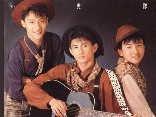 
Bên cạnh đó, anh còn là thành viên của ban nhạc Những chú hổ con, một trong những ban nhạc nam đầu tiên của Hoa ngữ và nổi tiếng khắp châu Á. Trong ảnh, Chí Bằng (trái) đứng cạnh hai người đồng nghiệp Ngô Kỳ Long và Tô Hữu Bằng.
