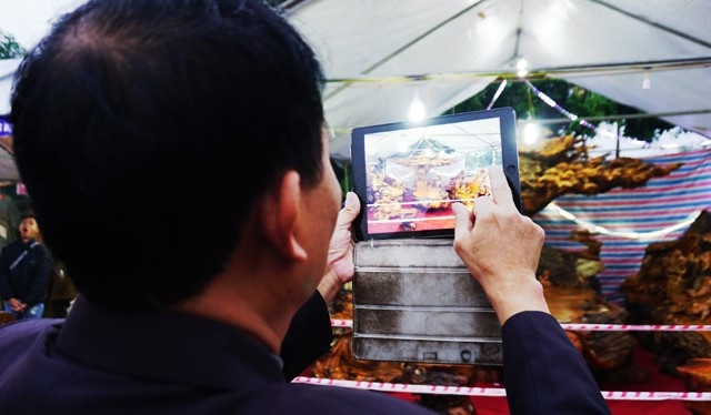 Chiêm ngưỡng bộ bàn ghế “tứ linh” bằng gỗ trai nghìn năm giá gần 3 tỷ đồng - 14 Tuy nhiên với mức giá gần 3 tỷ thì phần đông người dân đến ngắm, chụp hình lưu niệm rồi về chứ không dám trả giá
