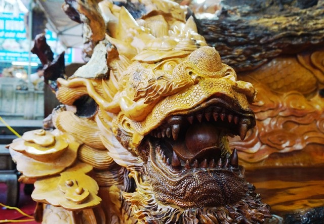 Chiêm ngưỡng bộ bàn ghế “tứ linh” bằng gỗ trai nghìn năm giá gần 3 tỷ đồng - 4 Đầu rồng - con vật đứng đầu trong tứ linh được chế tác hết sức tinh xảo. Ngoài việc sử dụng các phiến gỗ nguyên khối để làm mặt bàn, mặt ghế thì người nghệ nhân phải nghiên cứu tỉ mỉ để chắp ghép thêm. Tuy nhiên, số gỗ để sử dụng chắp ghép chỉ chiếm chưa đầy 20%.