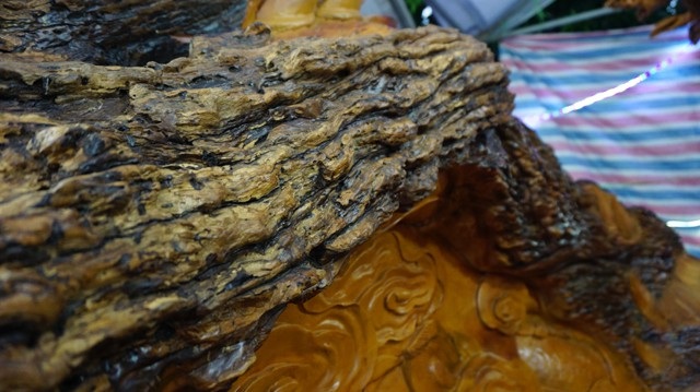 Chiêm ngưỡng bộ bàn ghế “tứ linh” bằng gỗ trai nghìn năm giá gần 3 tỷ đồng - 5 Những đường vân uốn lượn dọc thân con rồng