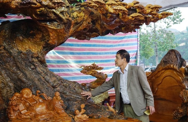 Chiêm ngưỡng bộ bàn ghế “tứ linh” bằng gỗ trai nghìn năm giá gần 3 tỷ đồng - 9 Bộ gốc rễ của cây trai nghìn năm tuổi dưới bàn tay khéo léo tài hoa và trí tưởng tượng phong phú của nghệ nhân làng nghề gỗ mĩ nghệ huyện Cẩm Giàng (Hải Dương) đã tạo ra một kiệt tác hoành tráng, uy nghi mà không kém phần mềm mại, bay bổng