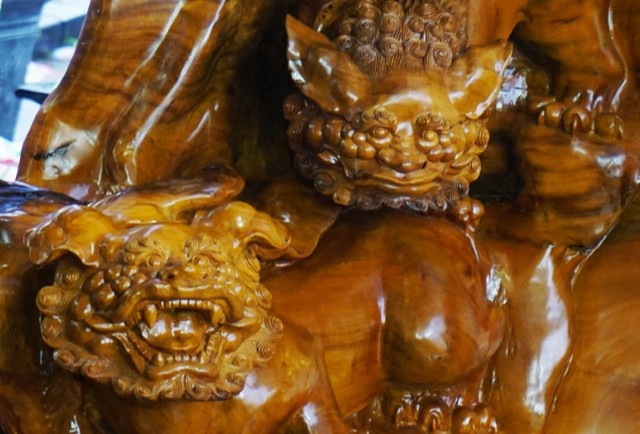 Chiêm ngưỡng bộ bàn ghế “tứ linh” bằng gỗ trai nghìn năm giá gần 3 tỷ đồng - 10 Ông Nguyễn Văn Phúc cho biết, giá trị của bộ bàn ghế này không chỉ nằm ở tuổi đời của gỗ mà còn là công sức, tâm huyết và sự tài hoa của những người tạo ra nó