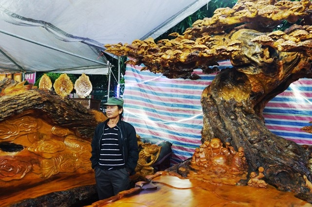 Chiêm ngưỡng bộ bàn ghế “tứ linh” bằng gỗ trai nghìn năm giá gần 3 tỷ đồng - 2 Nghệ nhân Nguyễn Văn Phúc bên siêu phẩm của mình. Để hoàn thành được bộ bàn ghế tứ linh này, 2 nghệ nhân cùng 2 thợ phụ đã phải làm việc ròng rã 6 tháng trời. Bởi vậy, giá trị của bộ sản phẩm này không chỉ ở chủng loại gỗ, tuổi gỗ mà còn nằm ở công sức trí tuệ, tâm huyết, trí sáng tạo của người nghệ nhân