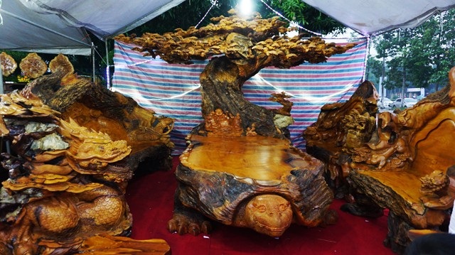 Chiêm ngưỡng bộ bàn ghế “tứ linh” bằng gỗ trai nghìn năm giá gần 3 tỷ đồng - 1 Bộ bàn ghế “tứ linh” này được nghệ nhân Nguyễn Văn Phúc, làng nghề huyện Cẩm Giàng, tỉnh Hải Dương đưa đến trưng bày tại Hội chợ Công thương Bắc Trung Bộ, tổ chức tại Nghệ An từ ngày 2-10/12/2017.